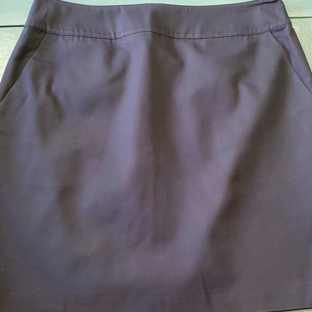 ANN TAYLOR. black skirt, 2 front pockets.‎ Back zipper. Size 10. good used cond.